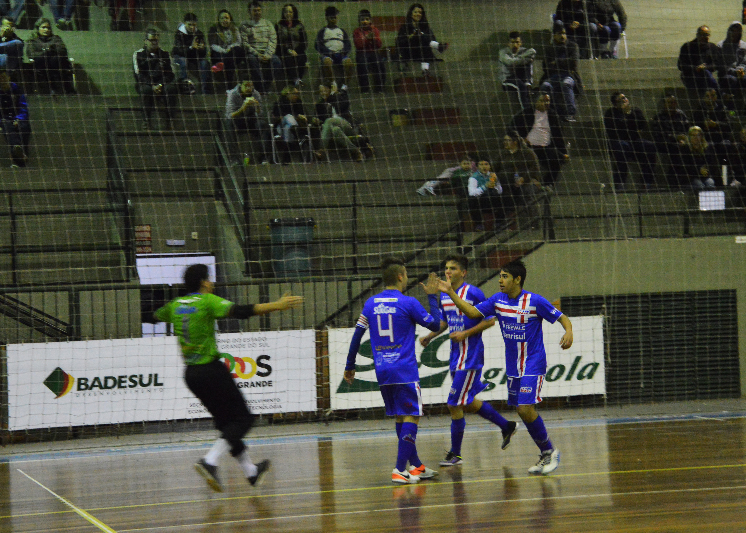Sub-17 conquista a terceira vitória seguida e se aproxima do líder no Estadual
