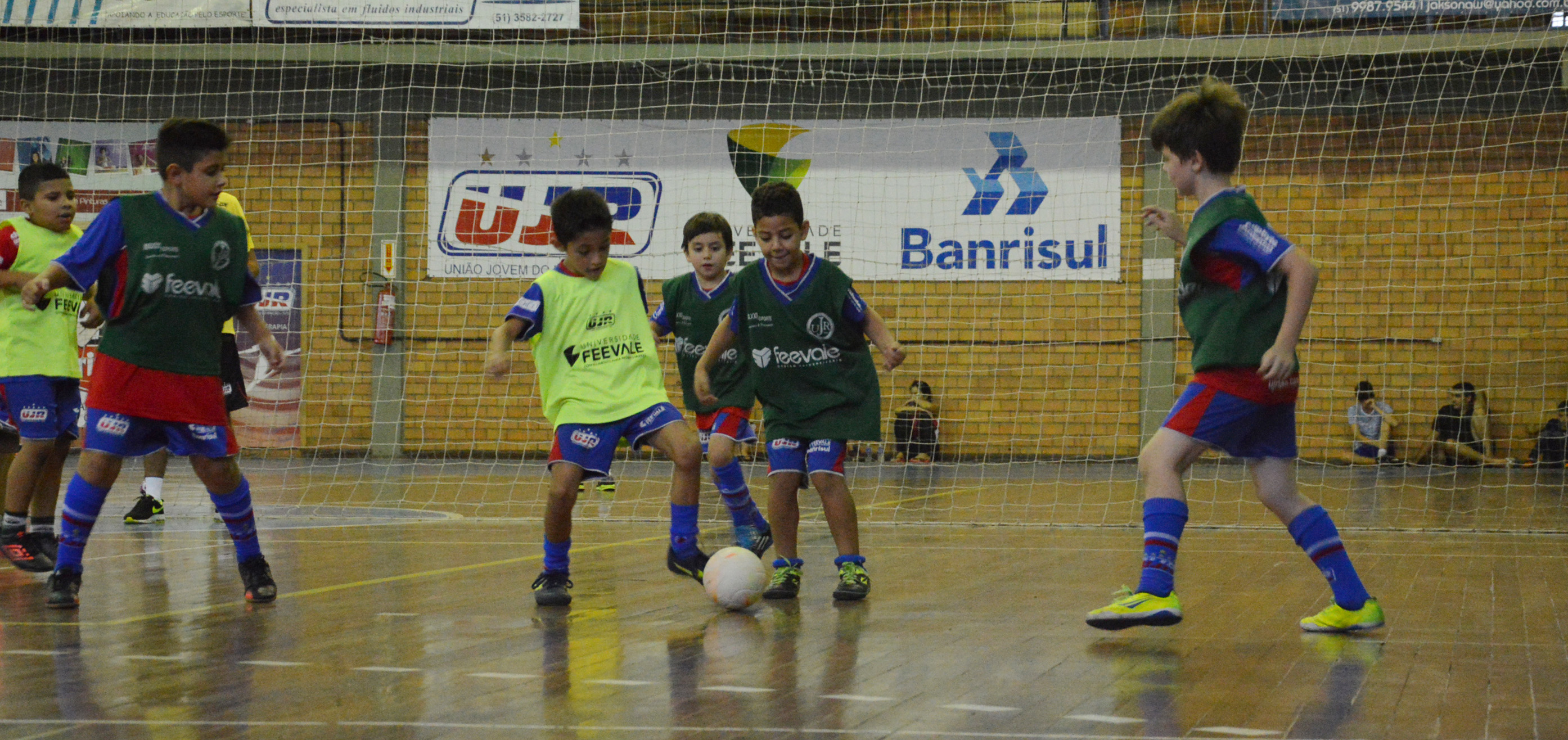 Escola de Futsal com integrações entre núcleos no sábado