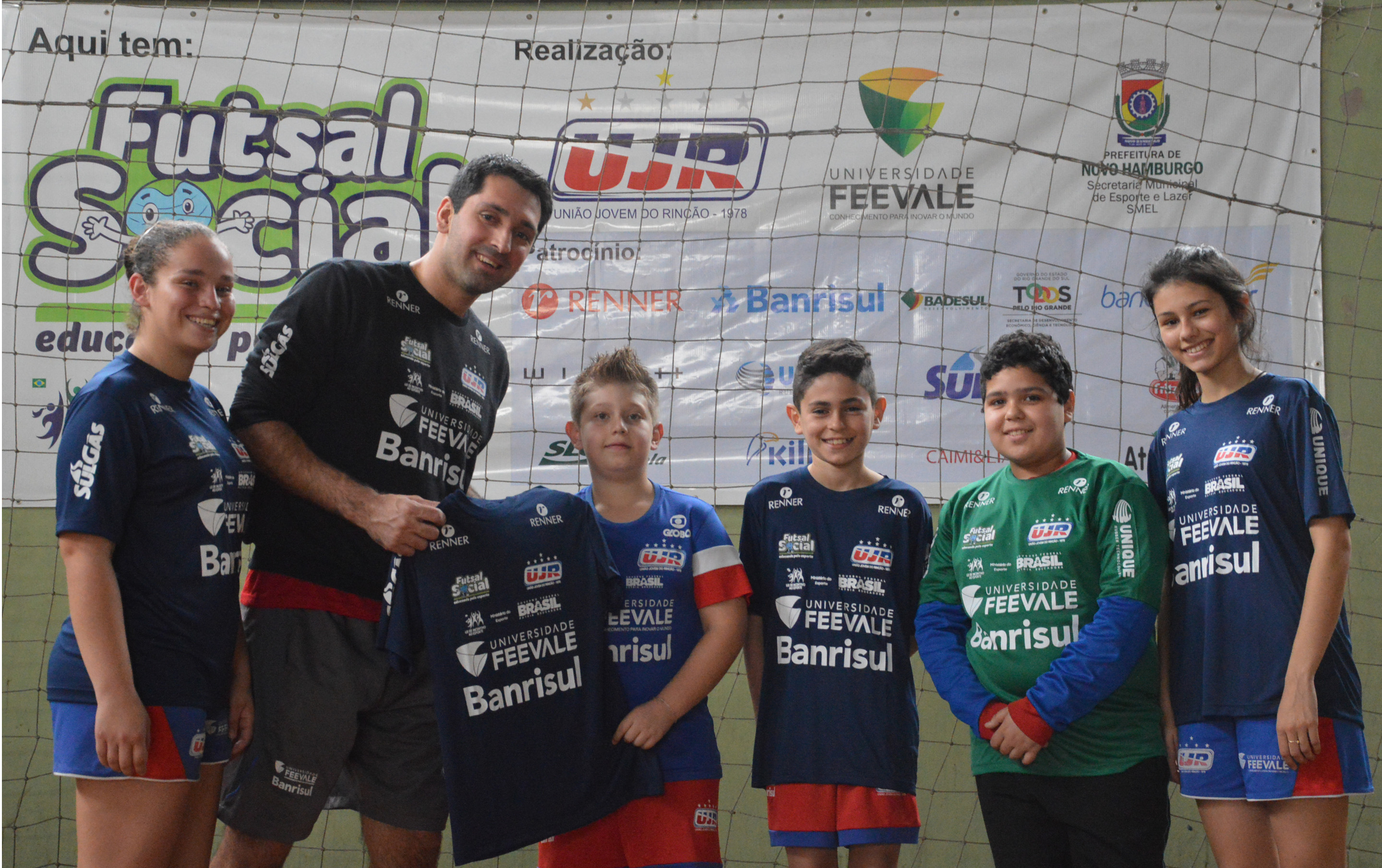 Alunos do Futsal Social recebem novos uniformes