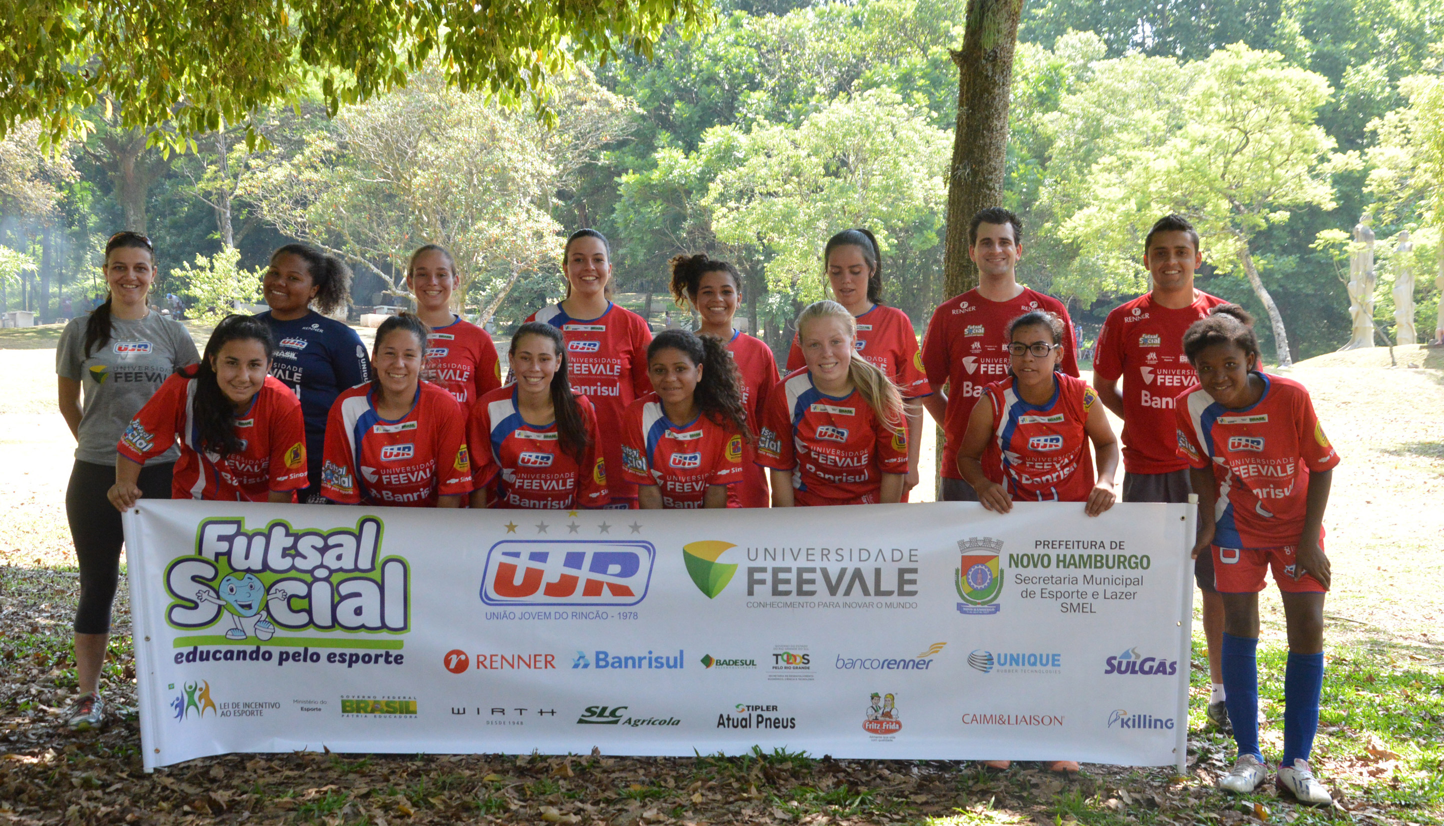 Meninas do Futsal Social vence amistoso no futebol de campo
