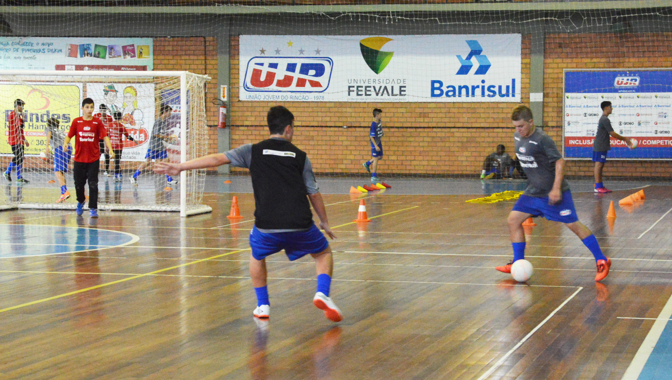 Equipes da UJR/Feevale/Banrisul disputam amistoso em Campo Bom