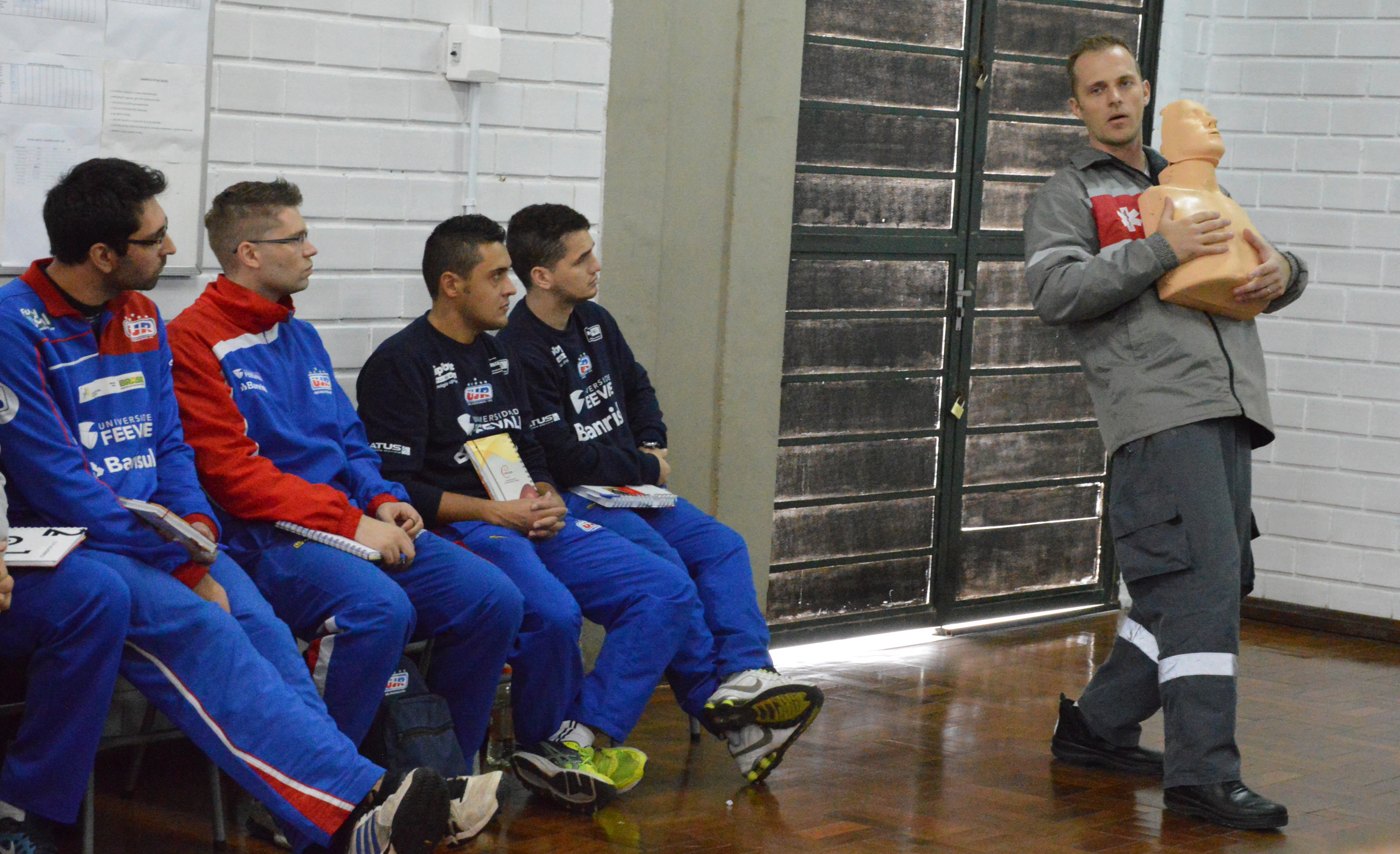 Colaboradores da UJR/Feevale/Banrisul assistiram palestras sobre primeiros socorros