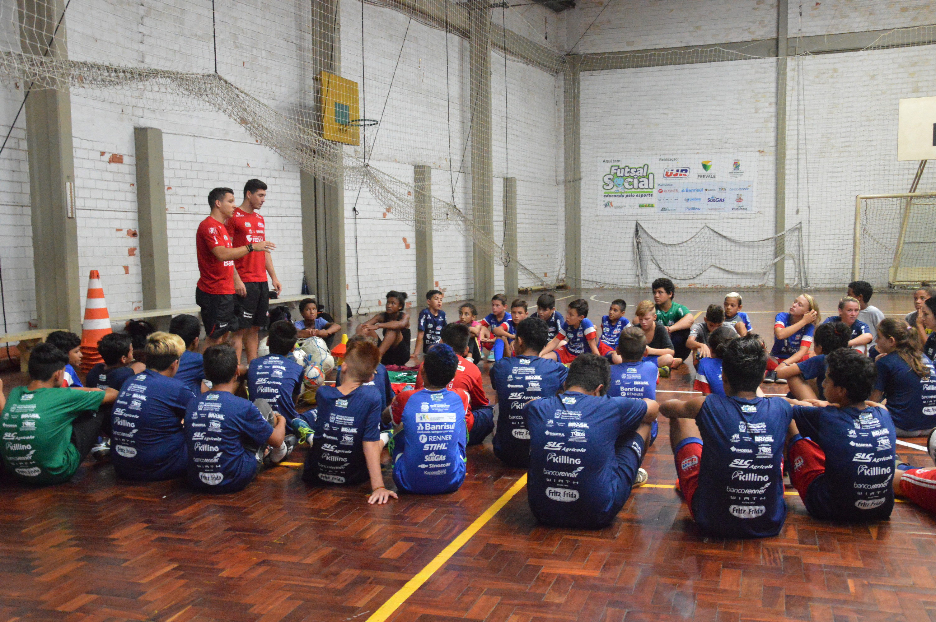 Reencontros entre professores e alunos marca primeira semana de aulas do Futsal Social