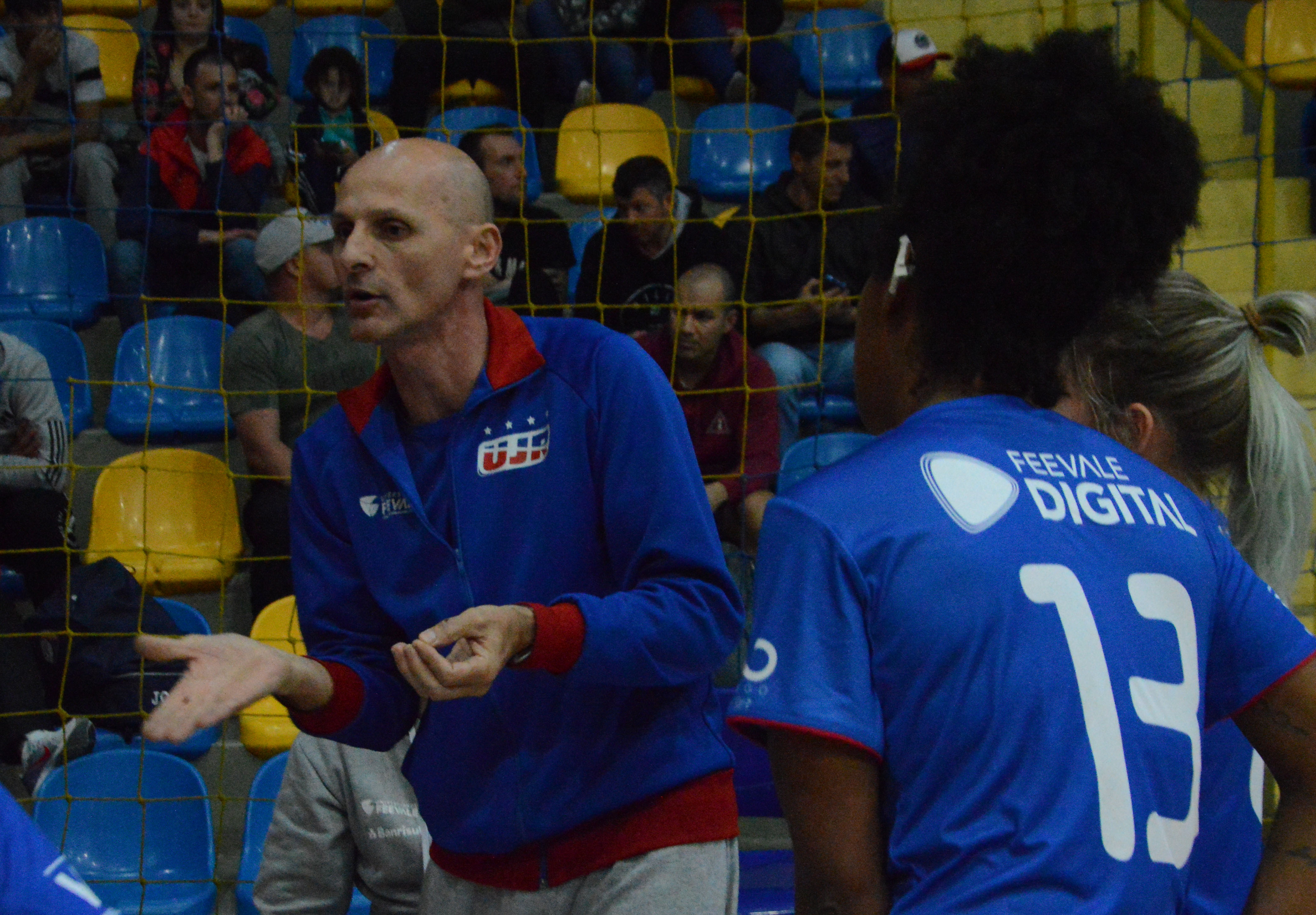 Vilson Agostini permanece como treinador da equipe feminina da UJR/Feevale em 2020