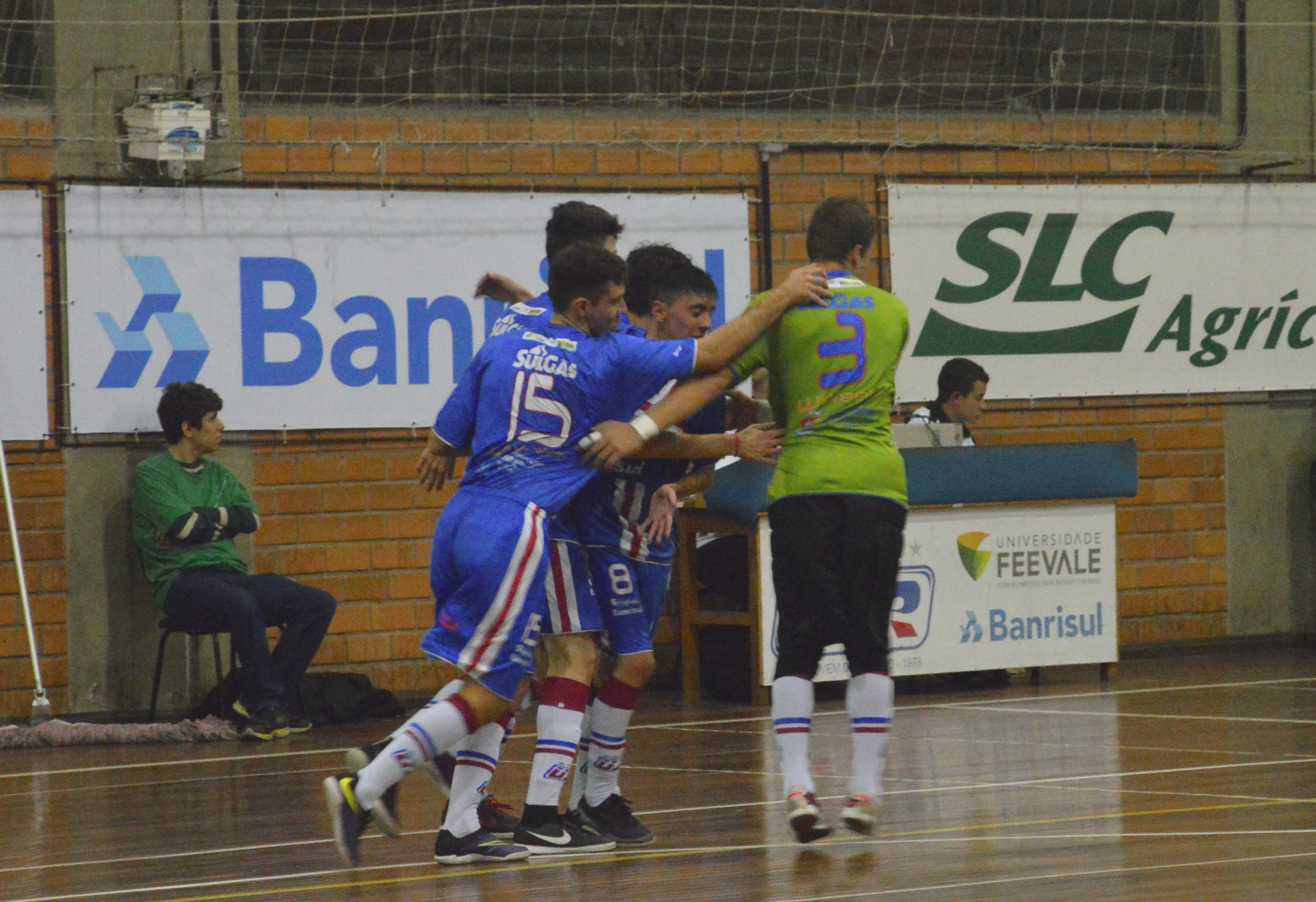 Sub-20 vence em casa e cola na liderança da chave