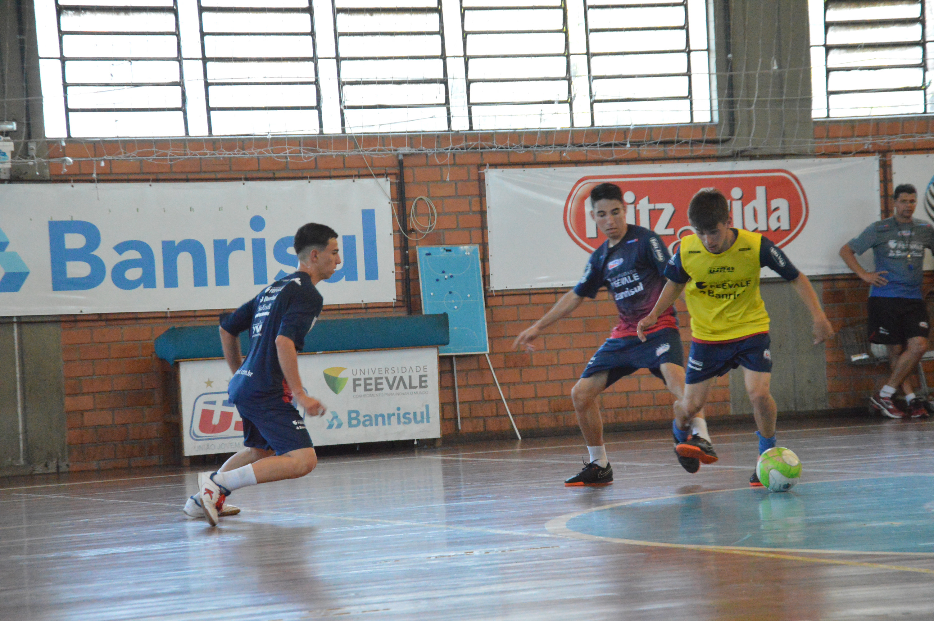 Sub-17 da UJR/Feevale/Banrisul começa disputa por vaga na final