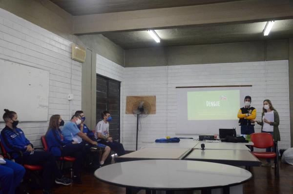 Colaboradores do Futsal Social participam de palestra sobre a Dengue