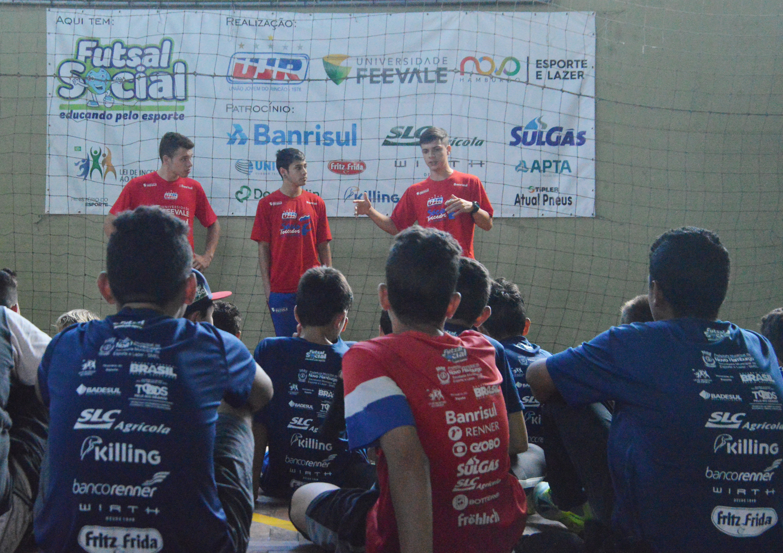 Atletas da equipe Sub-20 visitam núcleo do Futsal Social