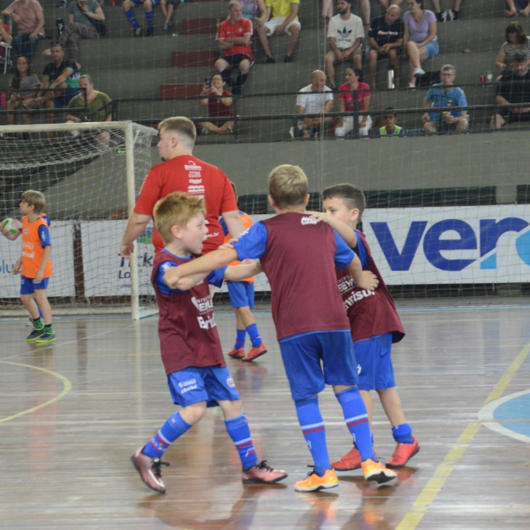 Escola de Futsal UJR retorna aulas com projeto de férias