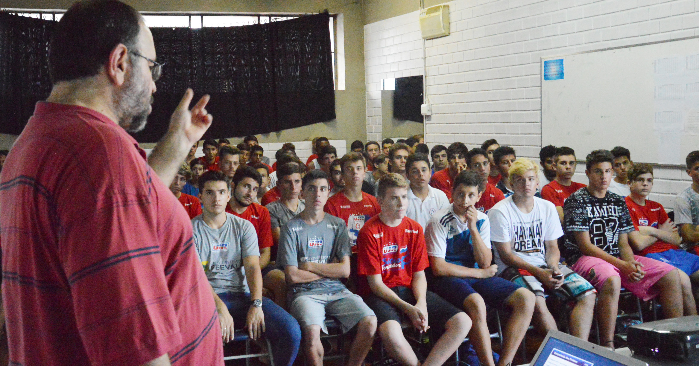 PC de Oliveira mostrou novas perspectivas do Futsal em palestra aos atletas e funcionários da UJR/Feevale/Banrisul