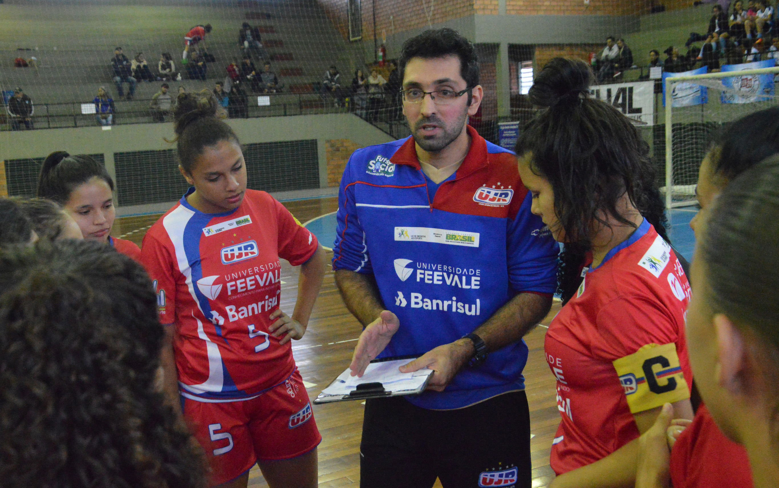 Meninas fazem a preliminar do Estadual