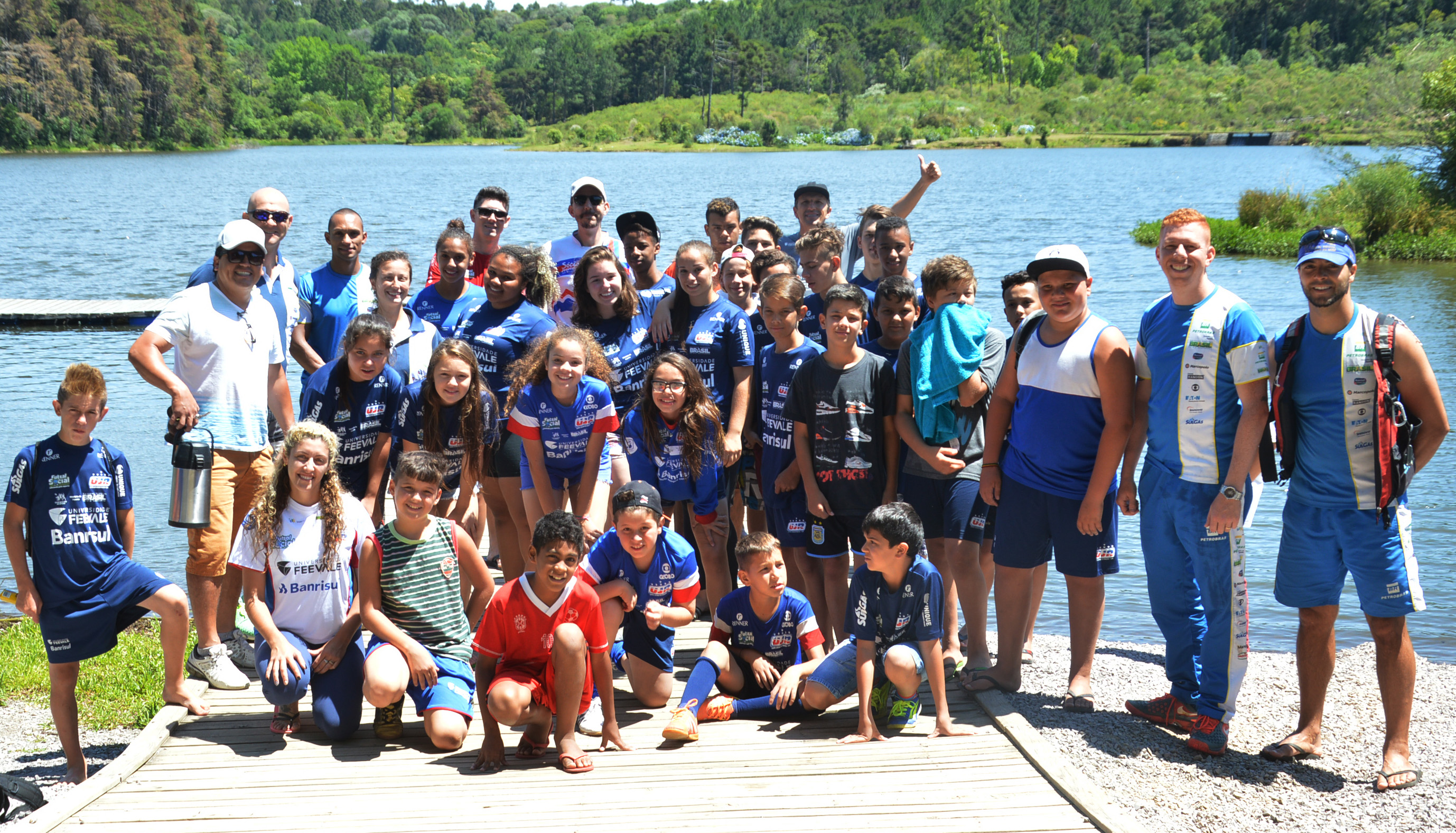 Alunos do Futsal Social aprendem sobre canoagem em visita ao Projeto Remadas Solidárias