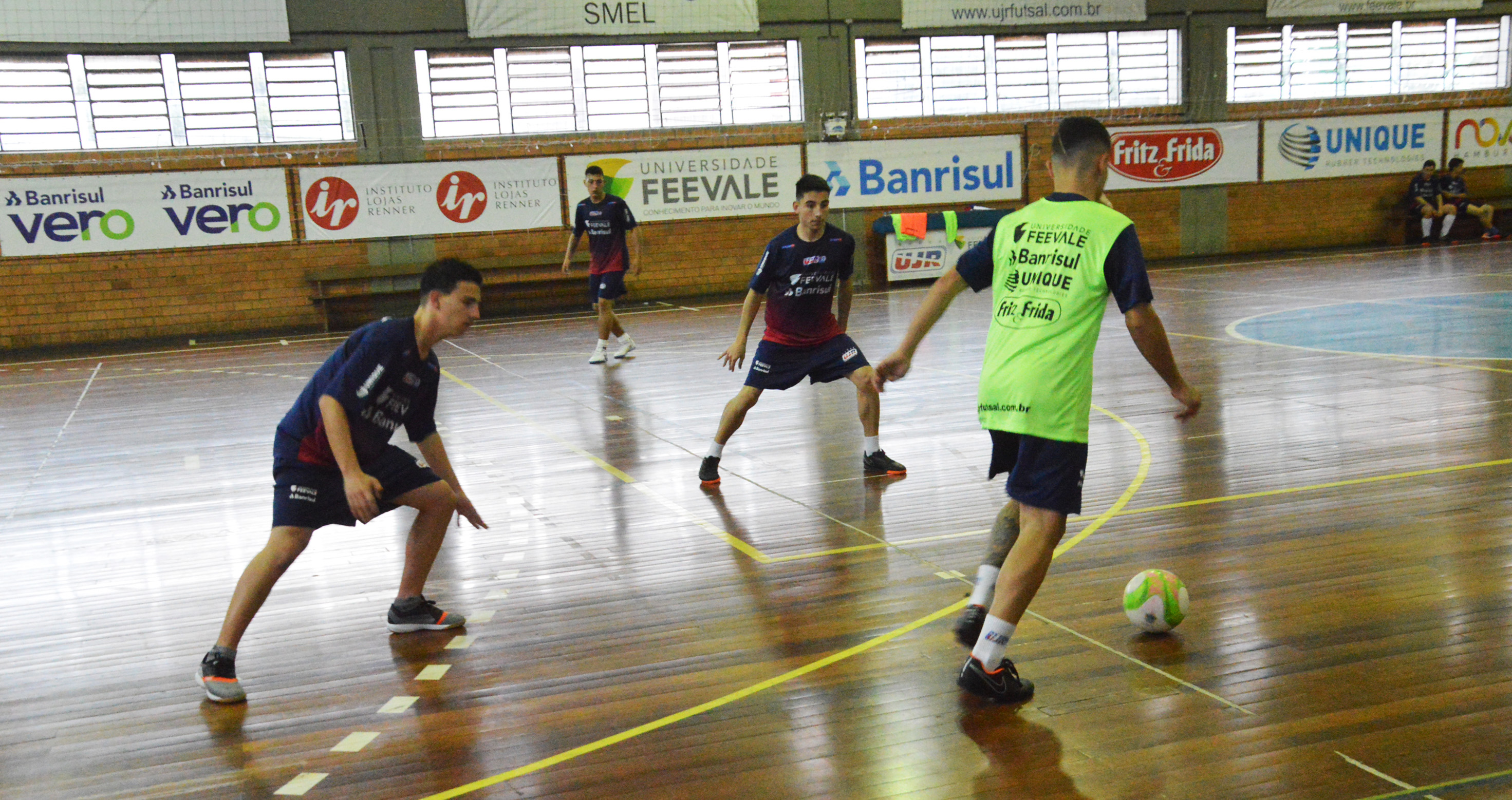 Sub-17 da UJR/Feevale/Banrisul começa a decidir vaga na semifinal do Estadual