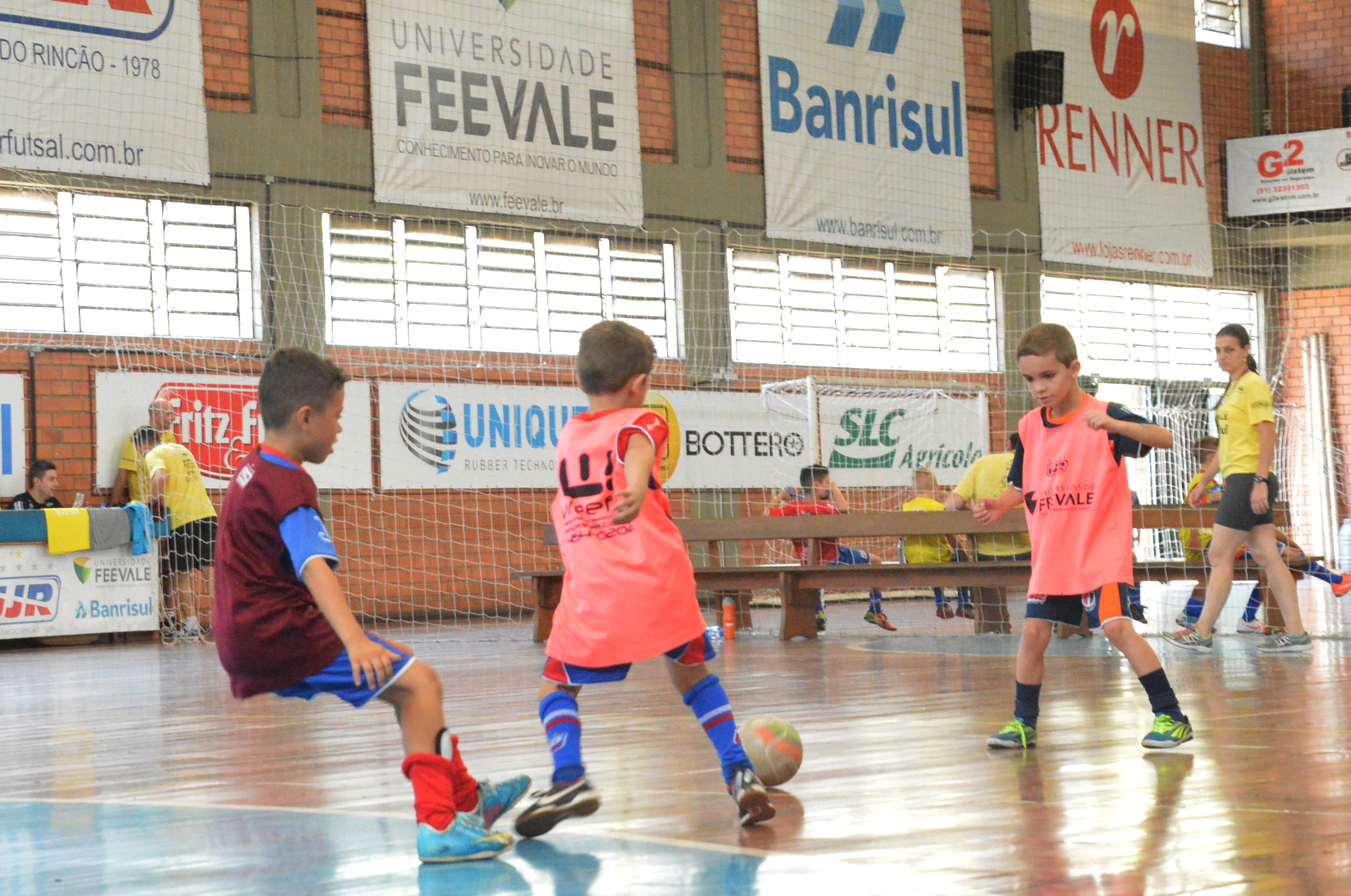 Escola de Futsal da UJR/Feevale/Banrisul inicia atividades de 2017 com Projeto Verão