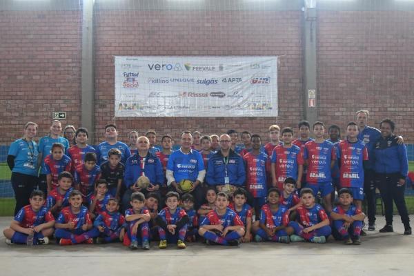 Futsal Social entrega novos kits do projeto
