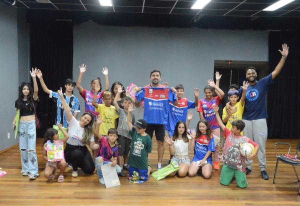 Luís Mário “Papa-Léguas” visita o projeto Futsal Social