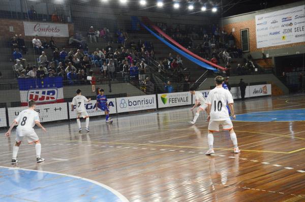 Sub-15 e Sub-17 buscam vaga na final da Conferência