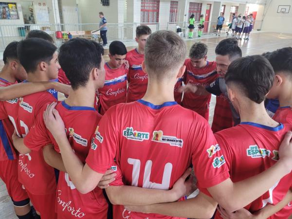 Sub-17 segue na briga pela liderança