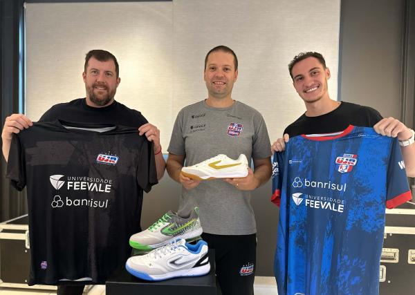 UJR formaliza parceria com a Topper